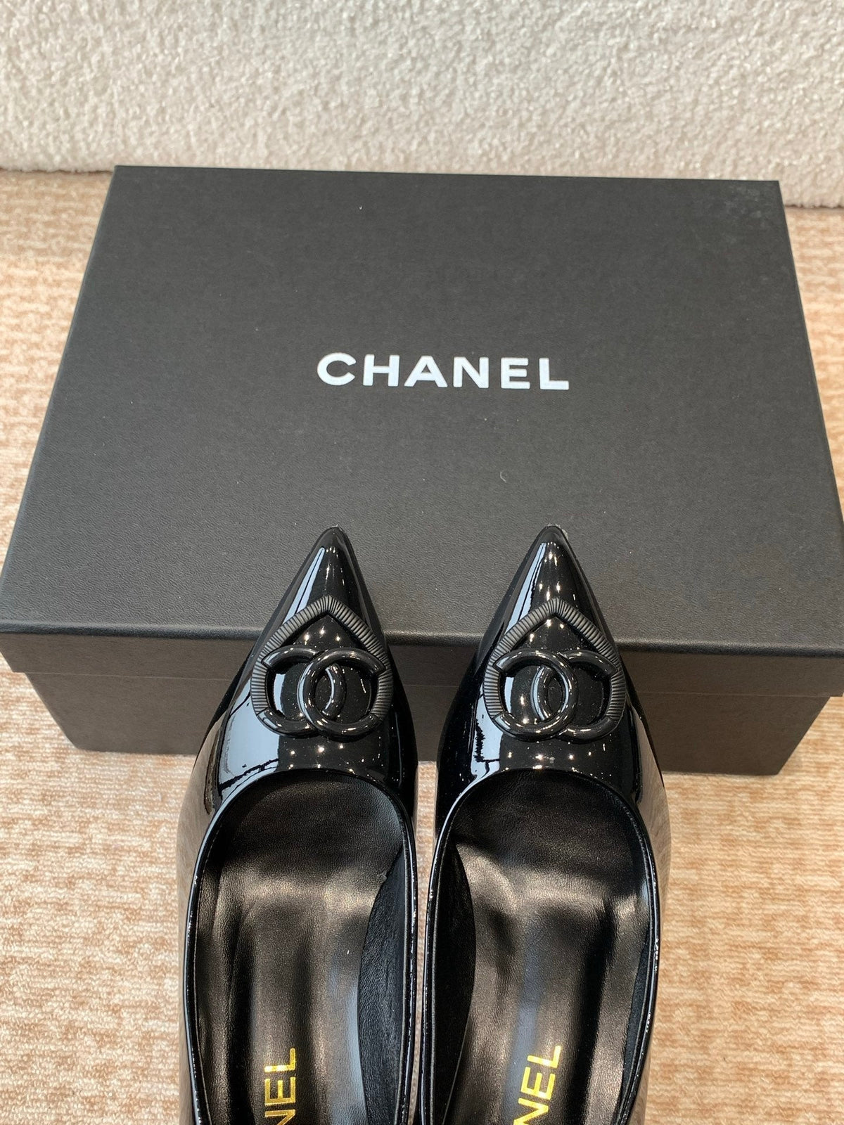 MID-HEEL PUMPS IN BLACK PATENT CALFSKIN