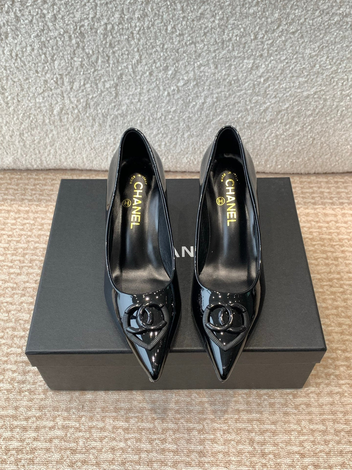 MID-HEEL PUMPS IN BLACK PATENT CALFSKIN