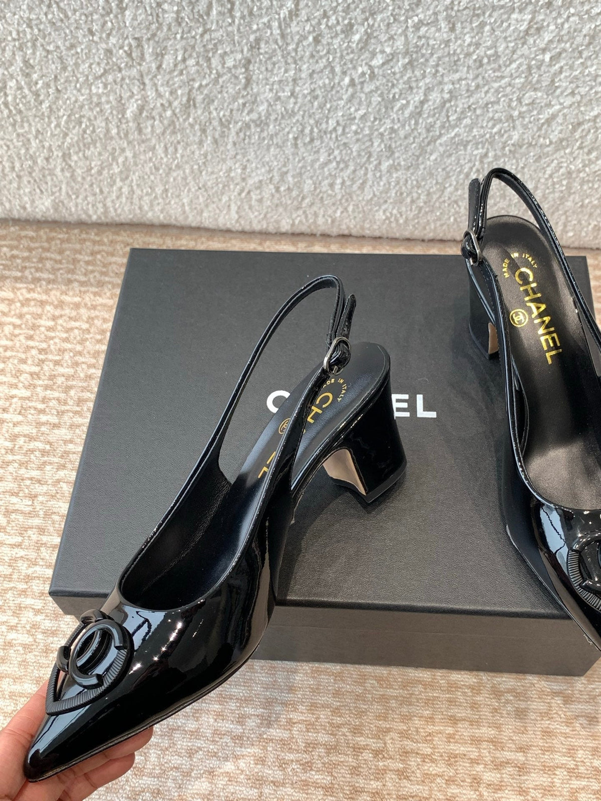 MID-HEEL SLINGBACKS IN BLACK PATENT CALFSKIN