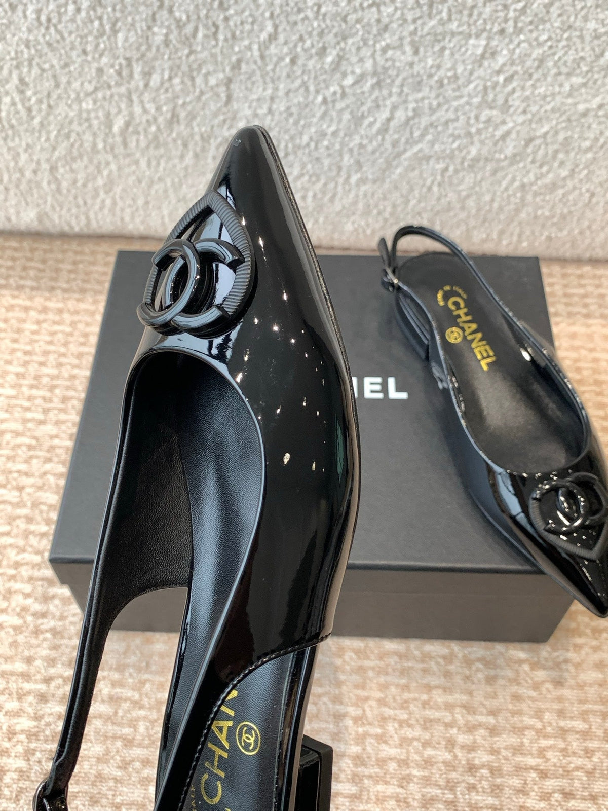 FLAT SLINGBACKS IN BLACK PATENT CALFSKIN