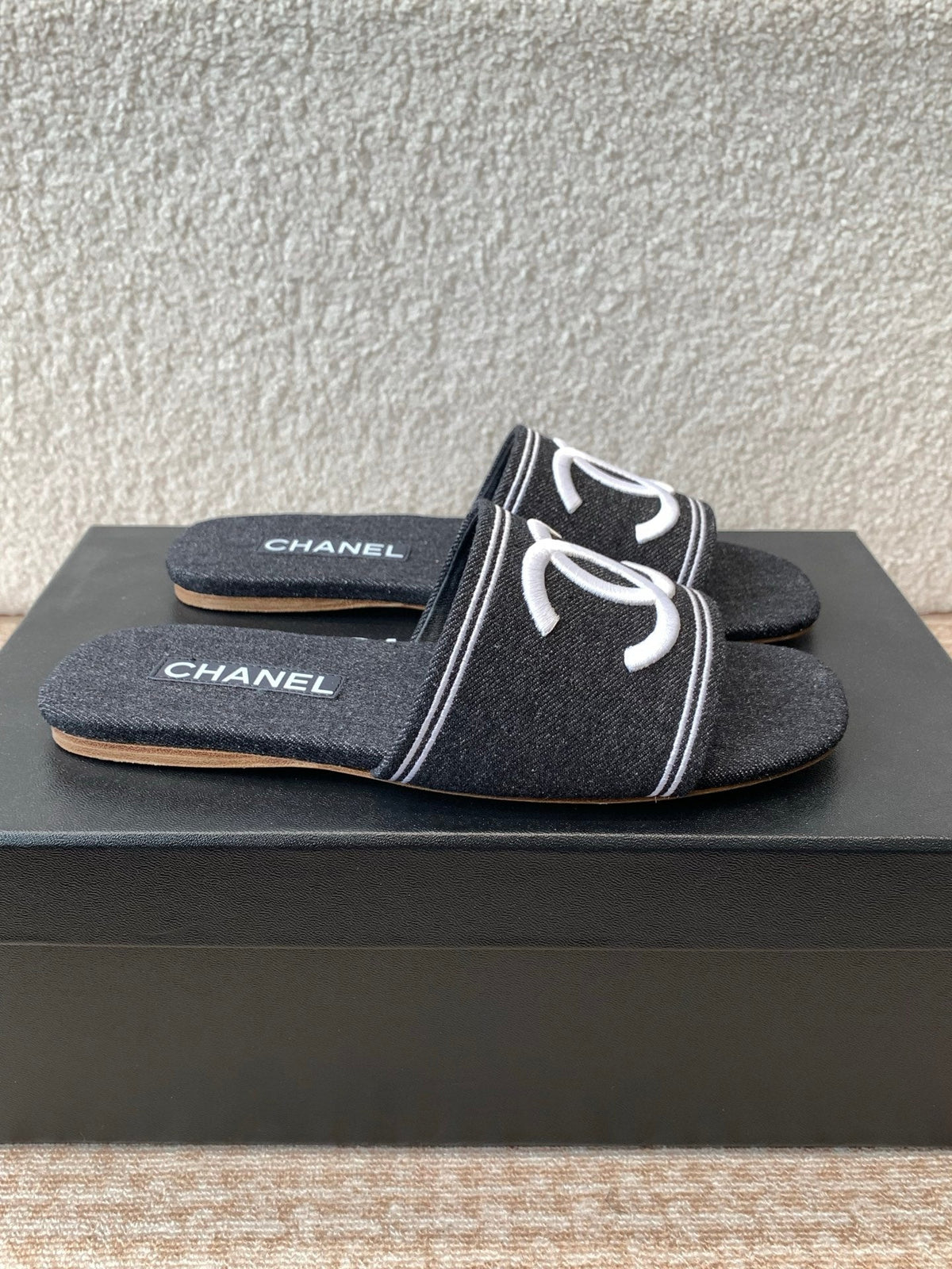 FLAT SLIDE IN BLACK DENIM WITH WHITE LOGO