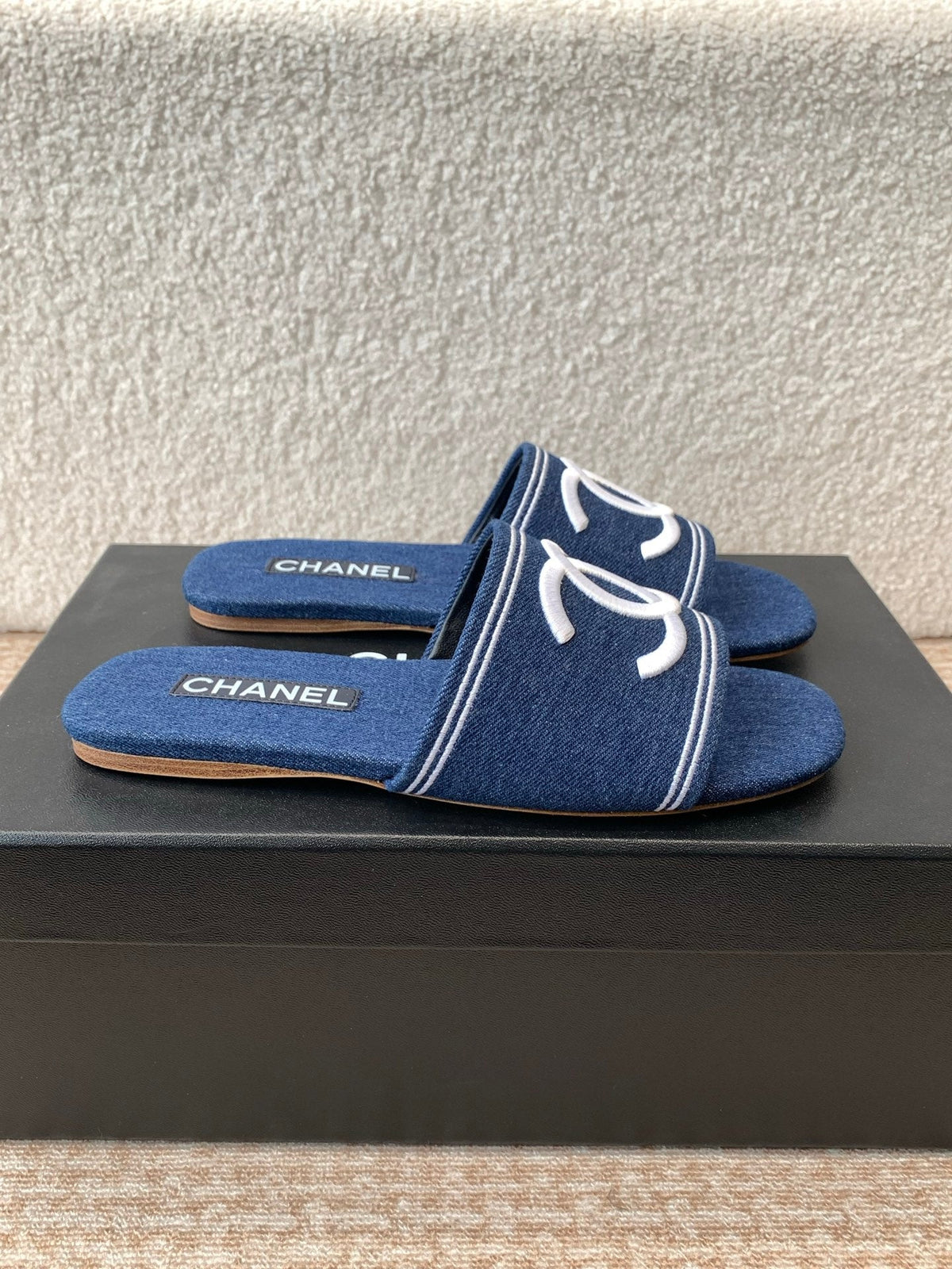 FLAT SLIDE IN NAVY BLUE DENIM WITH WHITE LOGO
