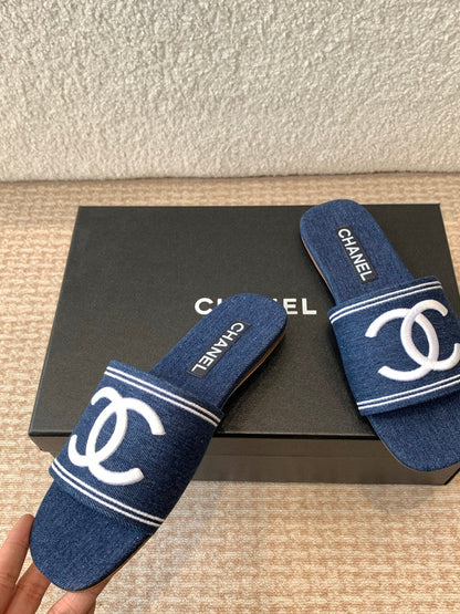 FLAT SLIDE IN NAVY BLUE DENIM WITH WHITE LOGO