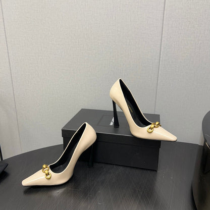 HIGH PUMPS IN CREAM GLOSSY CALFSKIN ATTACHED GOLD CHAIN