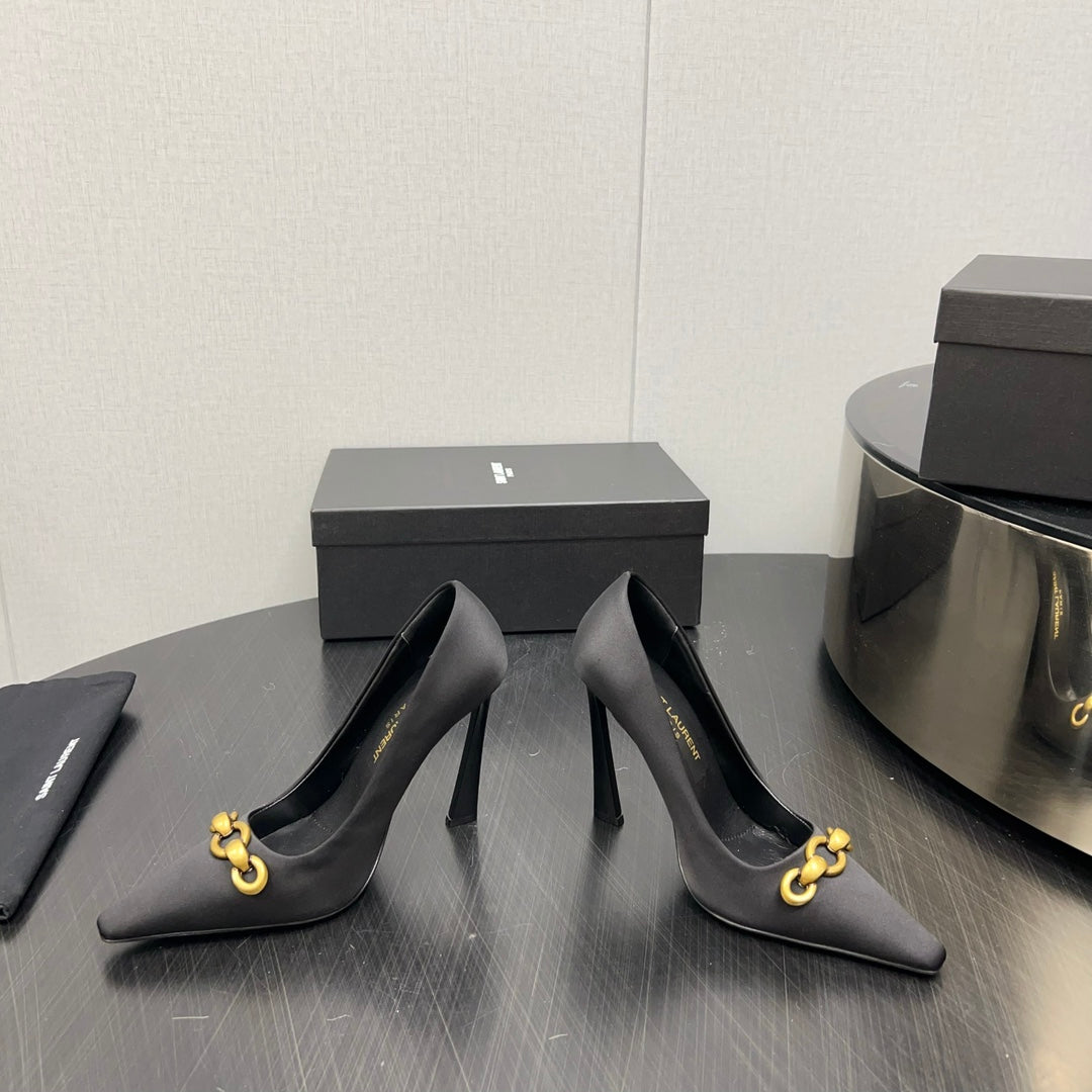 HIGH PUMPS IN BLACK SILK ATTACHED GOLD CHAIN