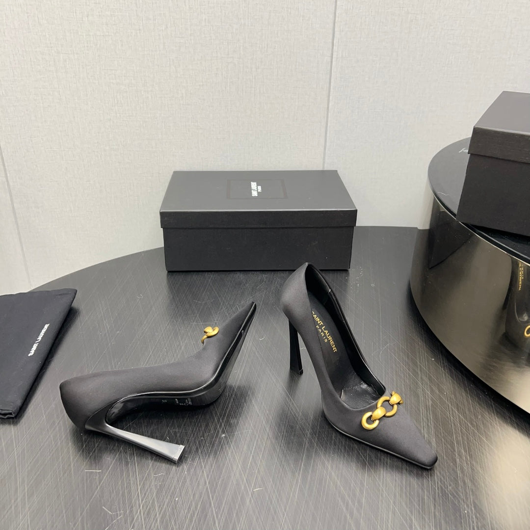 HIGH PUMPS IN BLACK SILK ATTACHED GOLD CHAIN