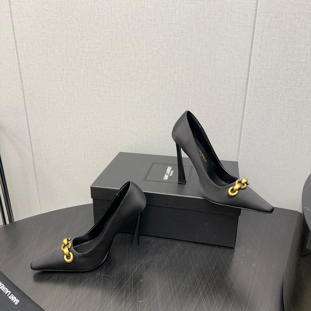 HIGH PUMPS IN BLACK SILK ATTACHED GOLD CHAIN