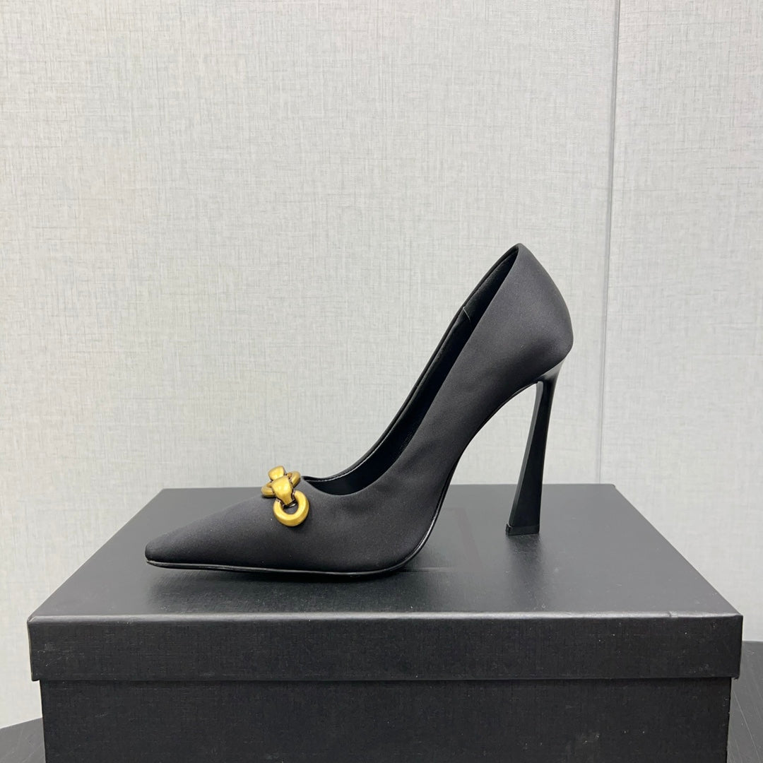 HIGH PUMPS IN BLACK SILK ATTACHED GOLD CHAIN