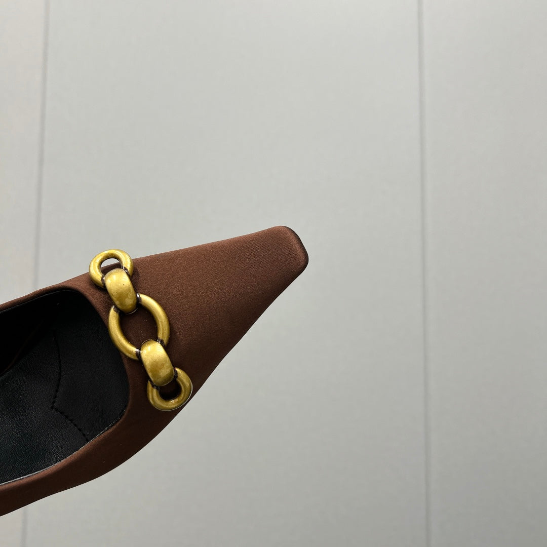 HIGH PUMPS IN TOFFEE BROWN SILK ATTACHED GOLD CHAIN