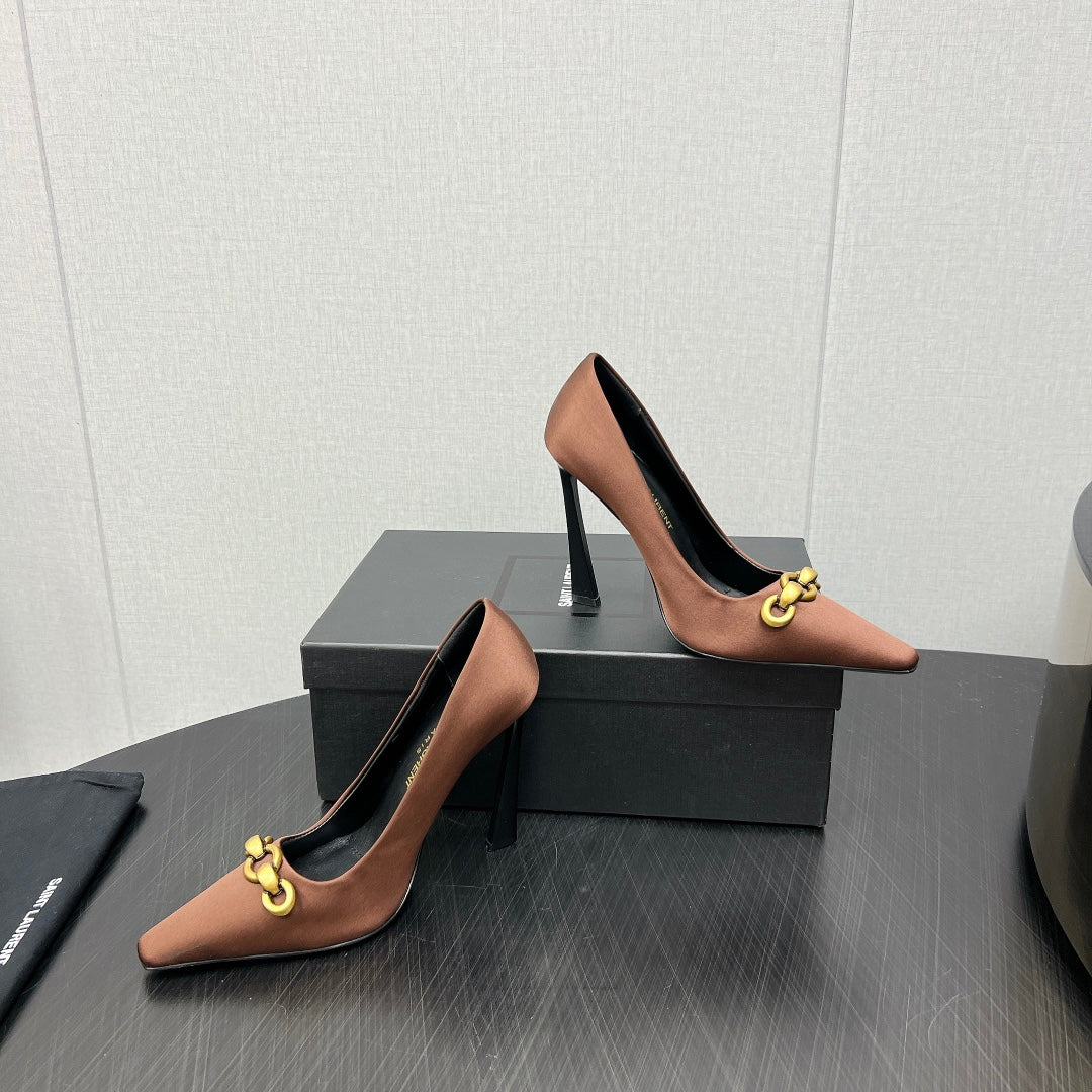 HIGH PUMPS IN TOFFEE BROWN SILK ATTACHED GOLD CHAIN