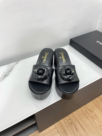 WEDGE PLATFORM BLACK LAMBSKIN WITH FLOWER
