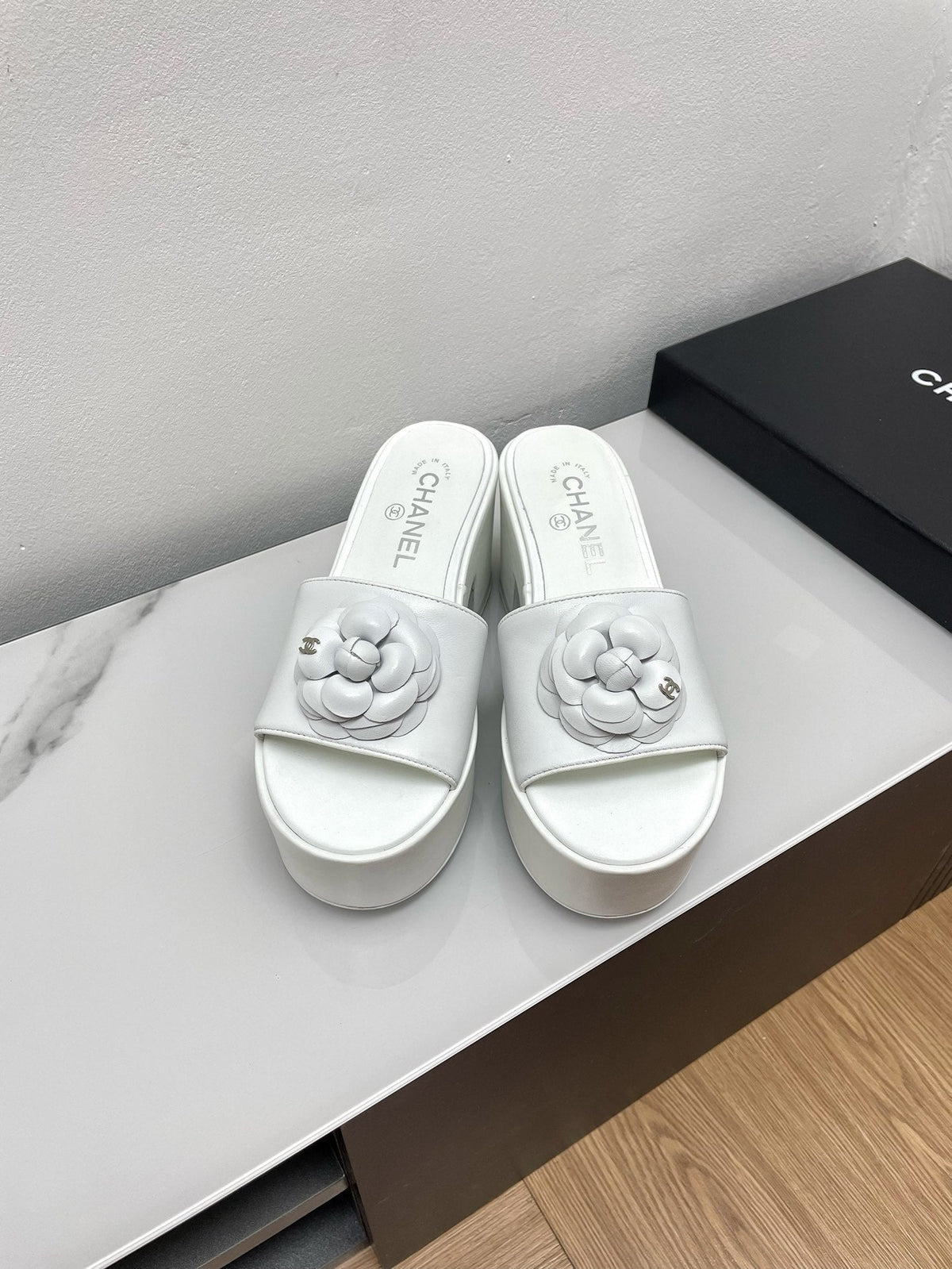 WEDGE PLATFORM WHITE LAMBSKIN WITH FLOWER