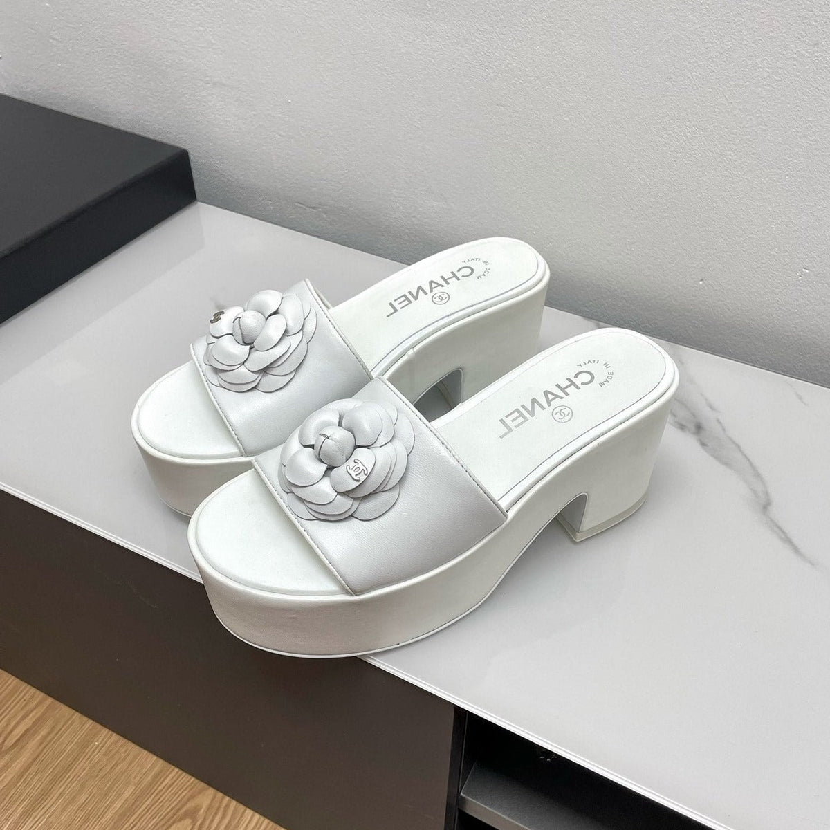 WEDGE PLATFORM WHITE LAMBSKIN WITH FLOWER