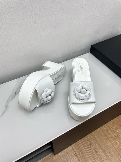 WEDGE PLATFORM WHITE LAMBSKIN WITH FLOWER