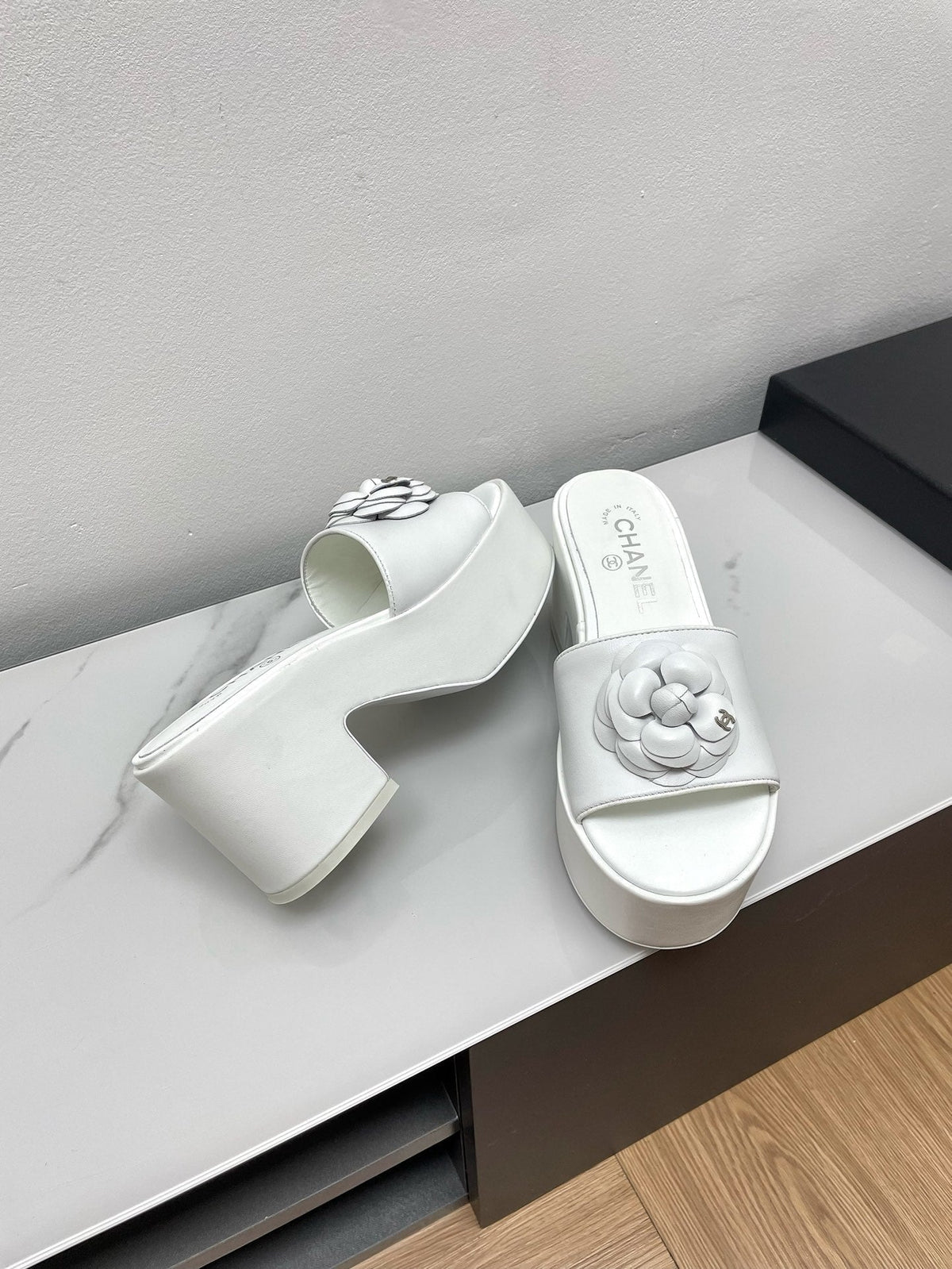 WEDGE PLATFORM WHITE LAMBSKIN WITH FLOWER