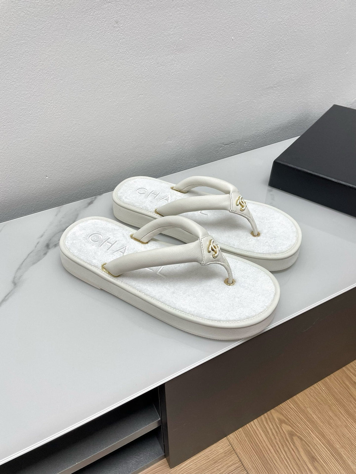 THONG SLIPPERS IN WHITE LAMBSKIN