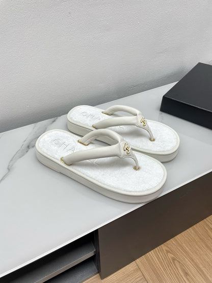 THONG SLIPPERS IN WHITE LAMBSKIN