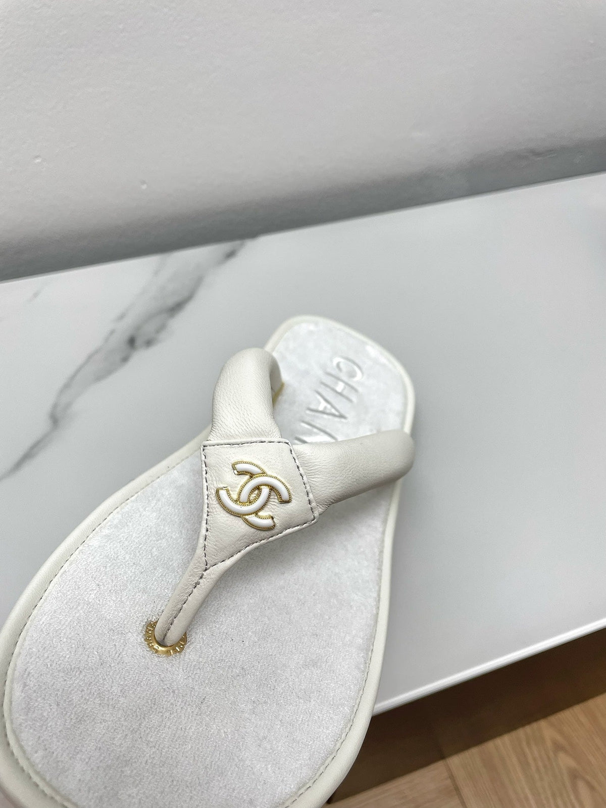 THONG SLIPPERS IN WHITE LAMBSKIN