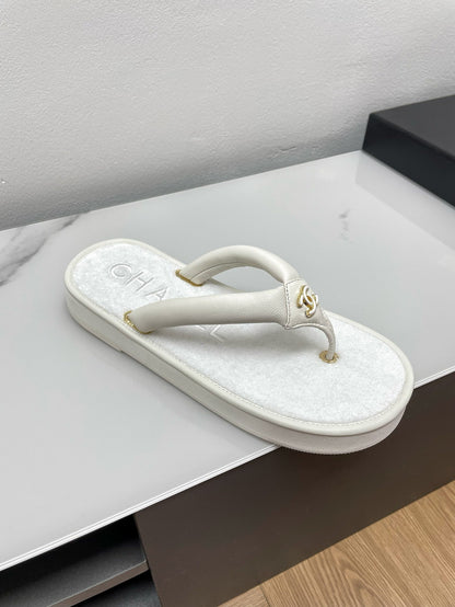 THONG SLIPPERS IN WHITE LAMBSKIN