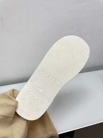 THONG SLIPPERS IN WHITE LAMBSKIN