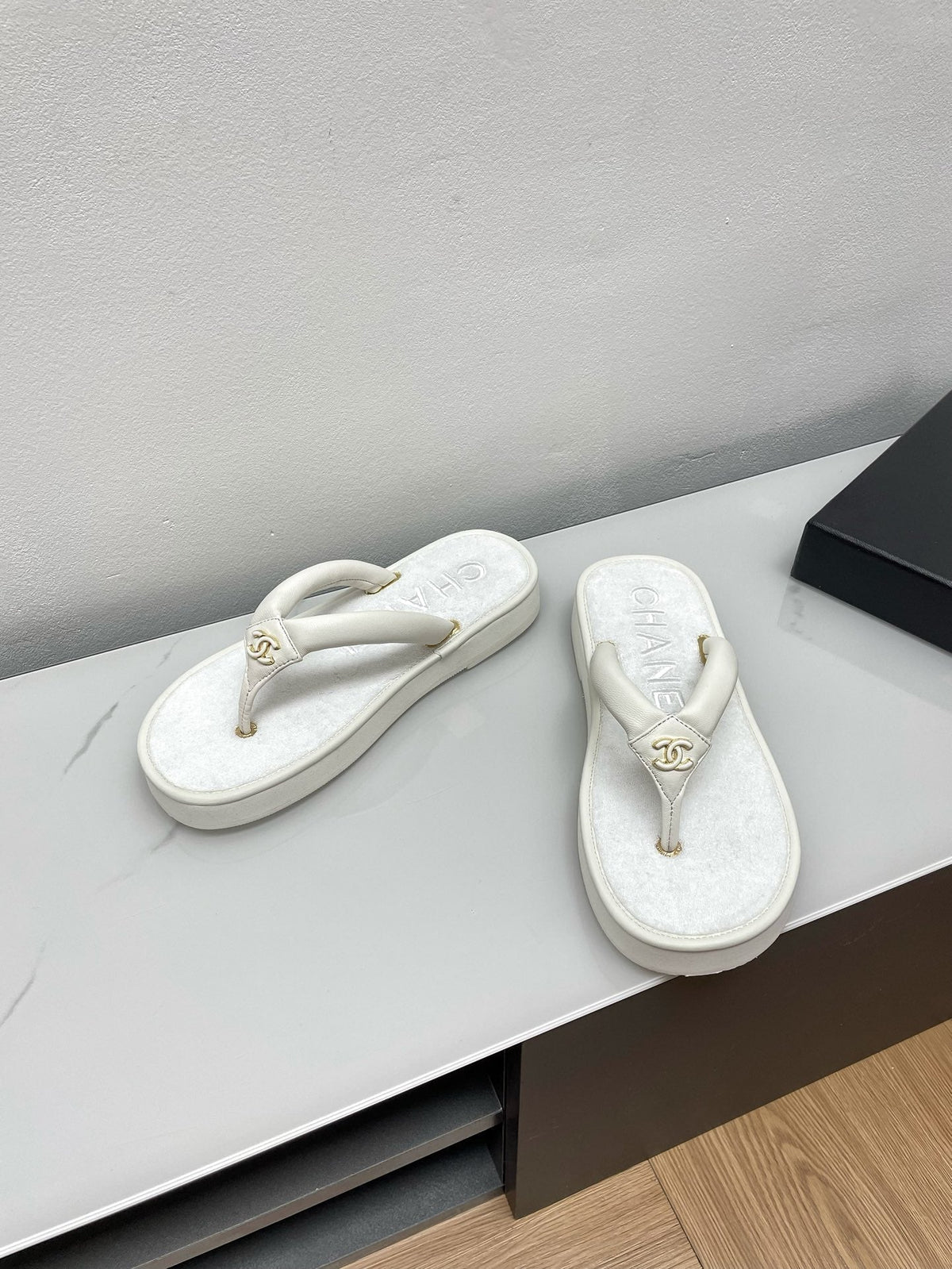 THONG SLIPPERS IN WHITE LAMBSKIN
