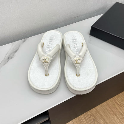 THONG SLIPPERS IN WHITE LAMBSKIN