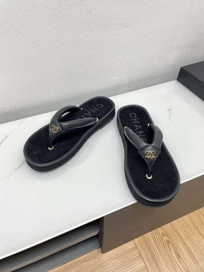 THONG SLIPPERS IN BLACK LAMBSKIN