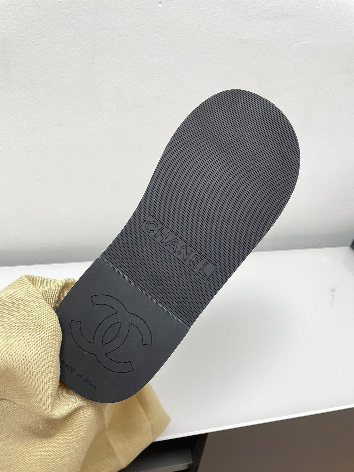 THONG SLIPPERS IN BLACK LAMBSKIN