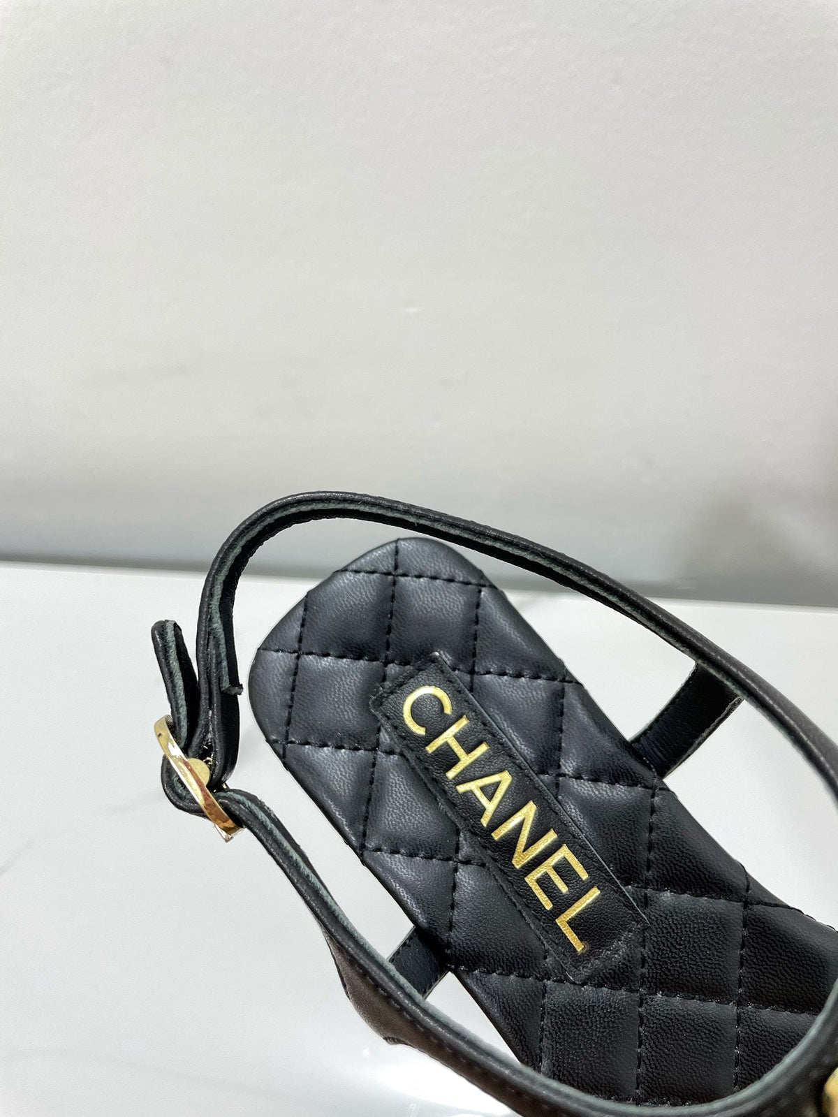 THONG SANDALS WITH COLORFUL PEARL BUCKLE IN BLACK LAMBSKIN