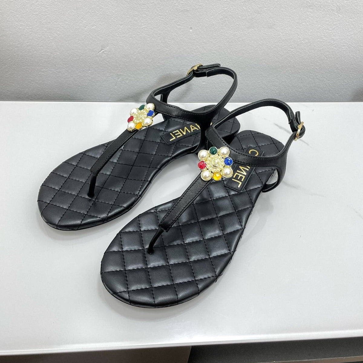THONG SANDALS WITH COLORFUL PEARL BUCKLE IN BLACK LAMBSKIN