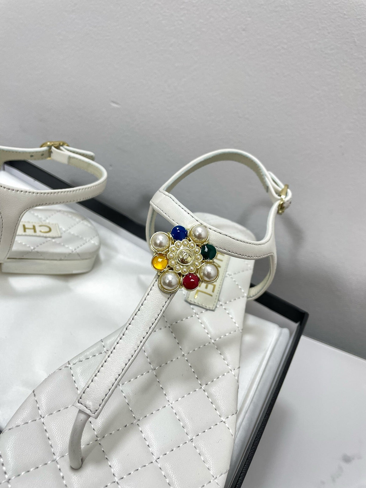 THONG SANDALS WITH COLORFUL PEARL BUCKLE IN WHITE LAMBSKIN