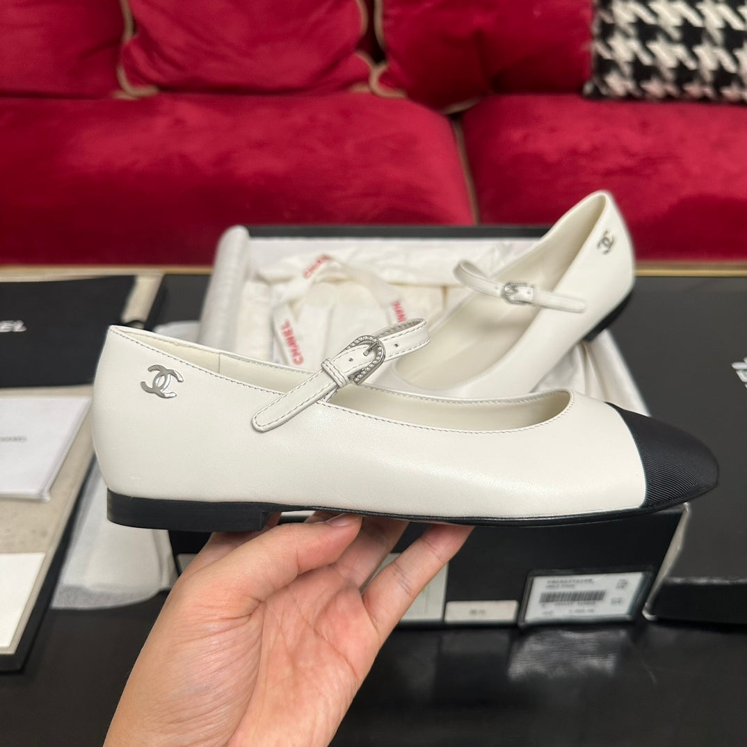 MARY JANE SHOES IN WHITE CALFSKIN AND BLACK SATIN