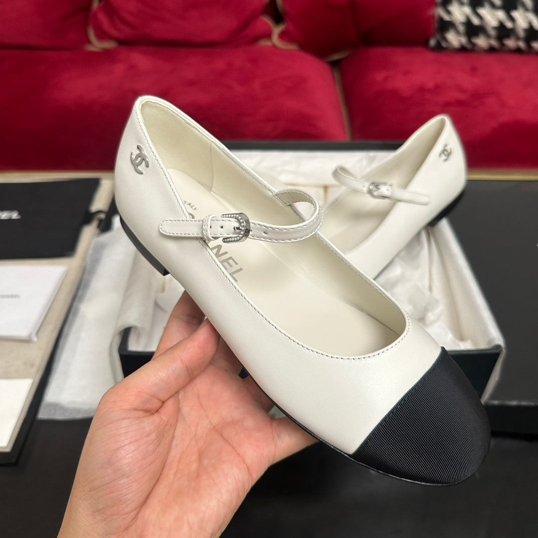MARY JANE SHOES IN WHITE CALFSKIN AND BLACK SATIN