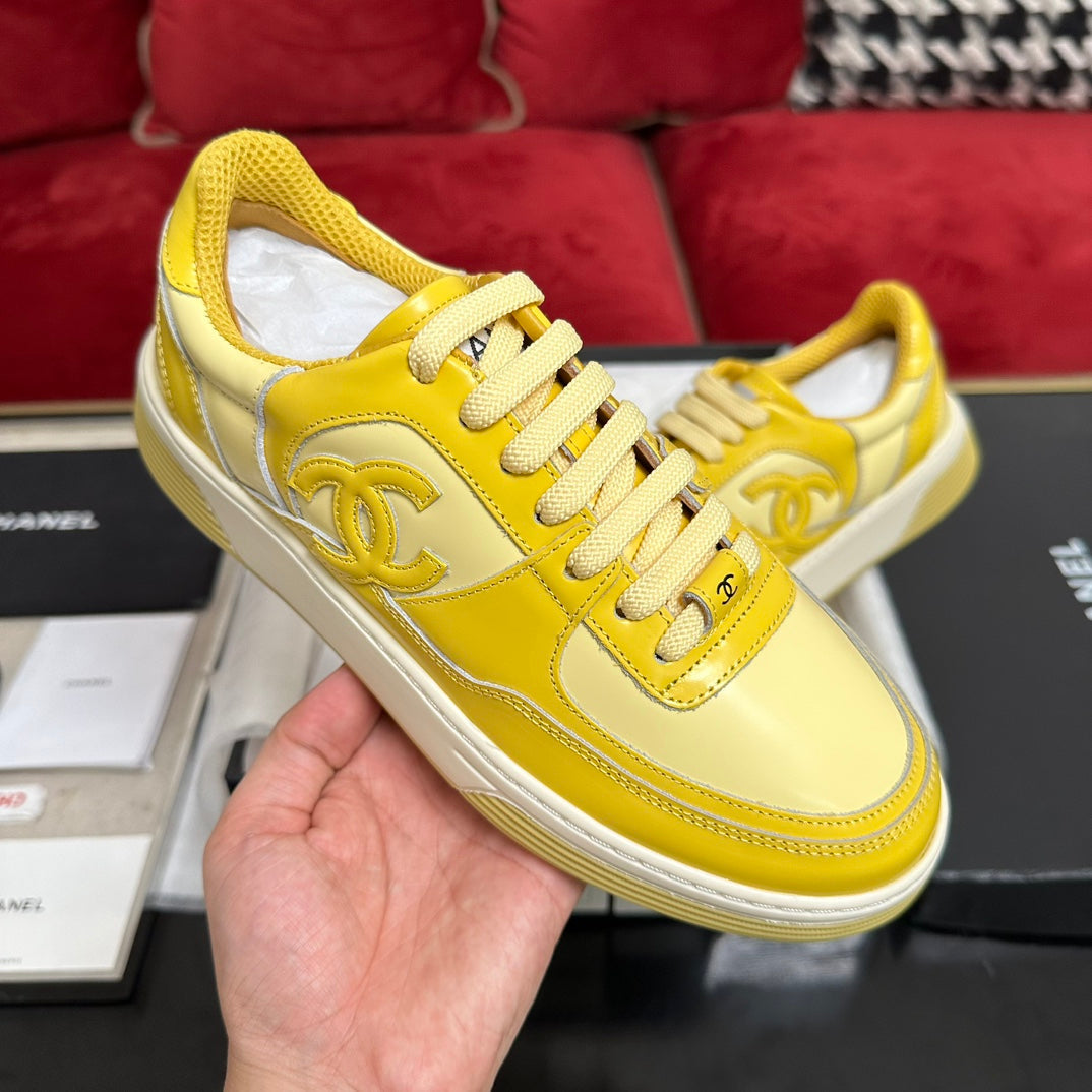 TRAINERS IN BRIGHT YELLOW SHINY CALFSKIN