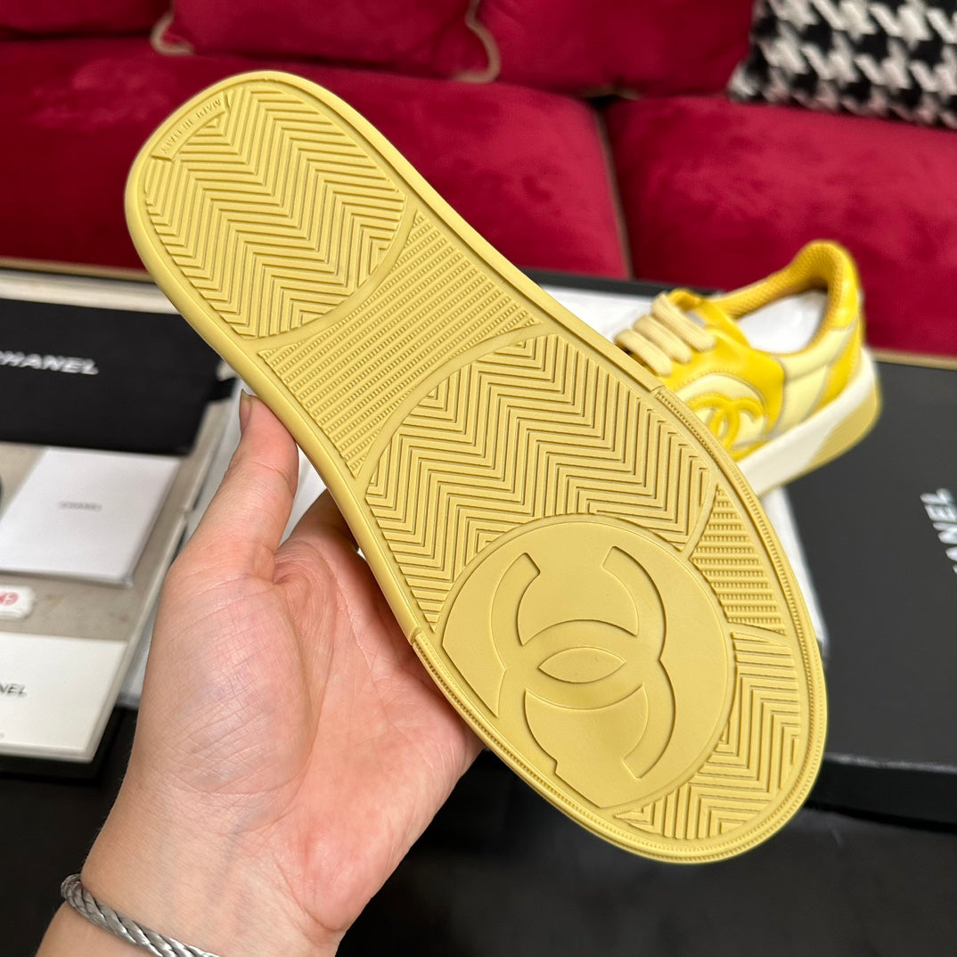 TRAINERS IN BRIGHT YELLOW SHINY CALFSKIN