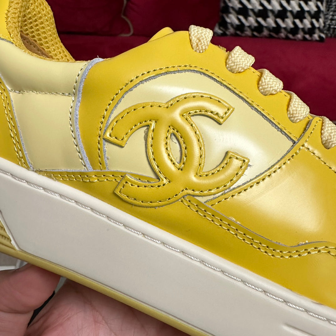TRAINERS IN BRIGHT YELLOW SHINY CALFSKIN