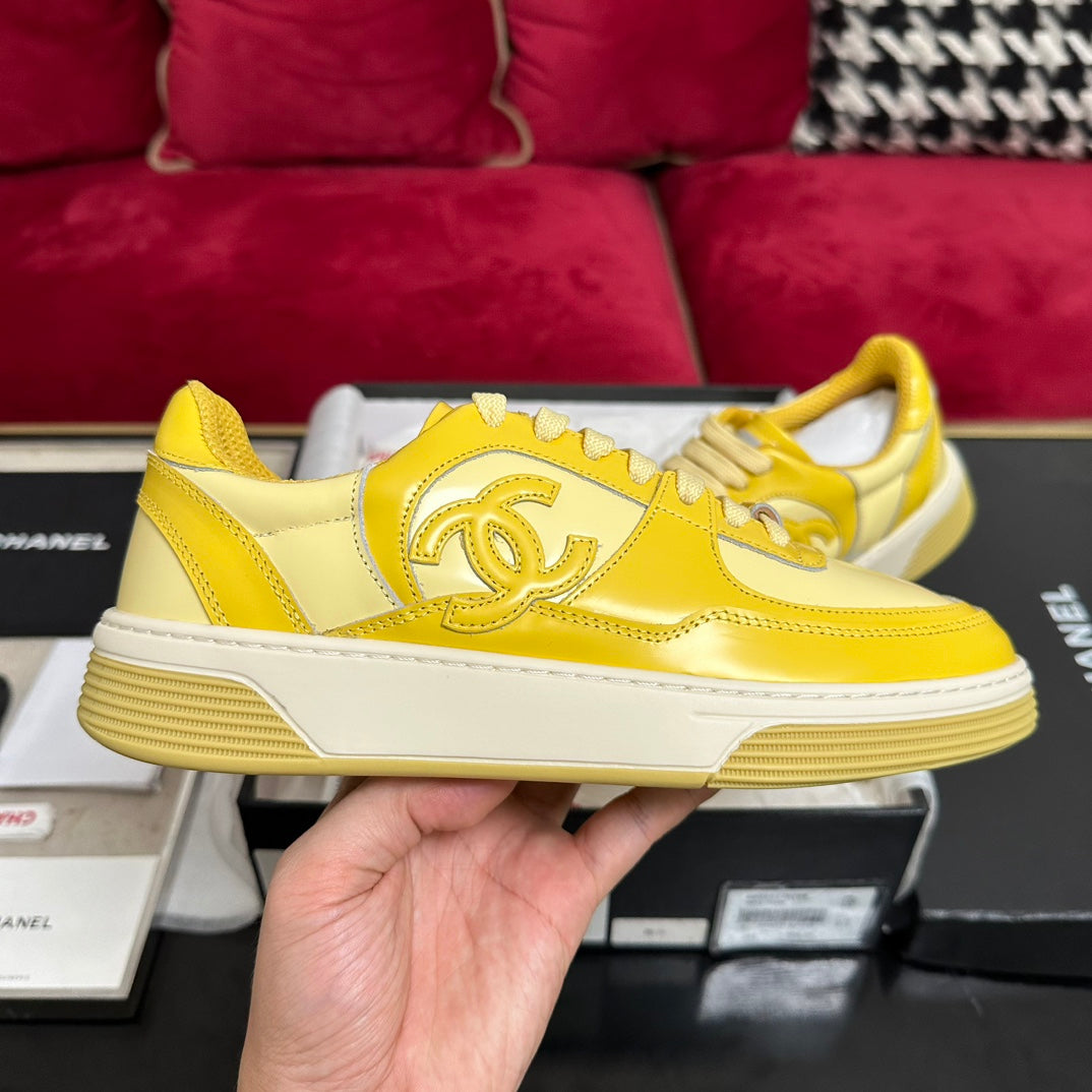 TRAINERS IN BRIGHT YELLOW SHINY CALFSKIN