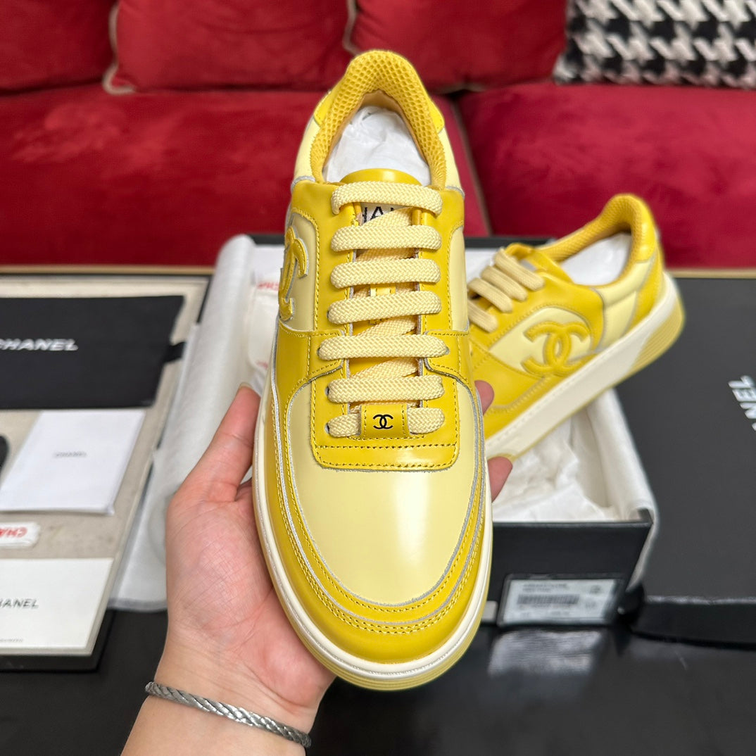 TRAINERS IN BRIGHT YELLOW SHINY CALFSKIN