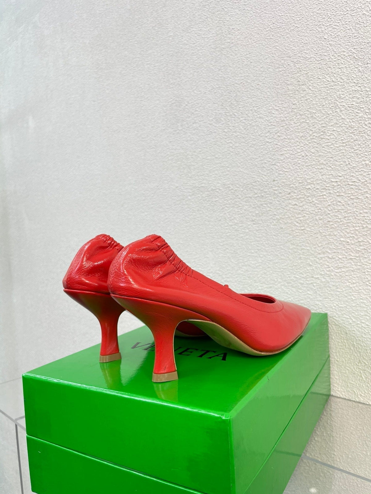 SHARP CHAIN PUMP 6 CM IN RUBY RED CALFSKIN