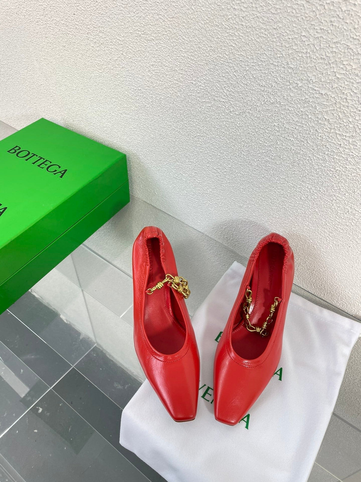 SHARP CHAIN PUMP 6 CM IN RUBY RED CALFSKIN