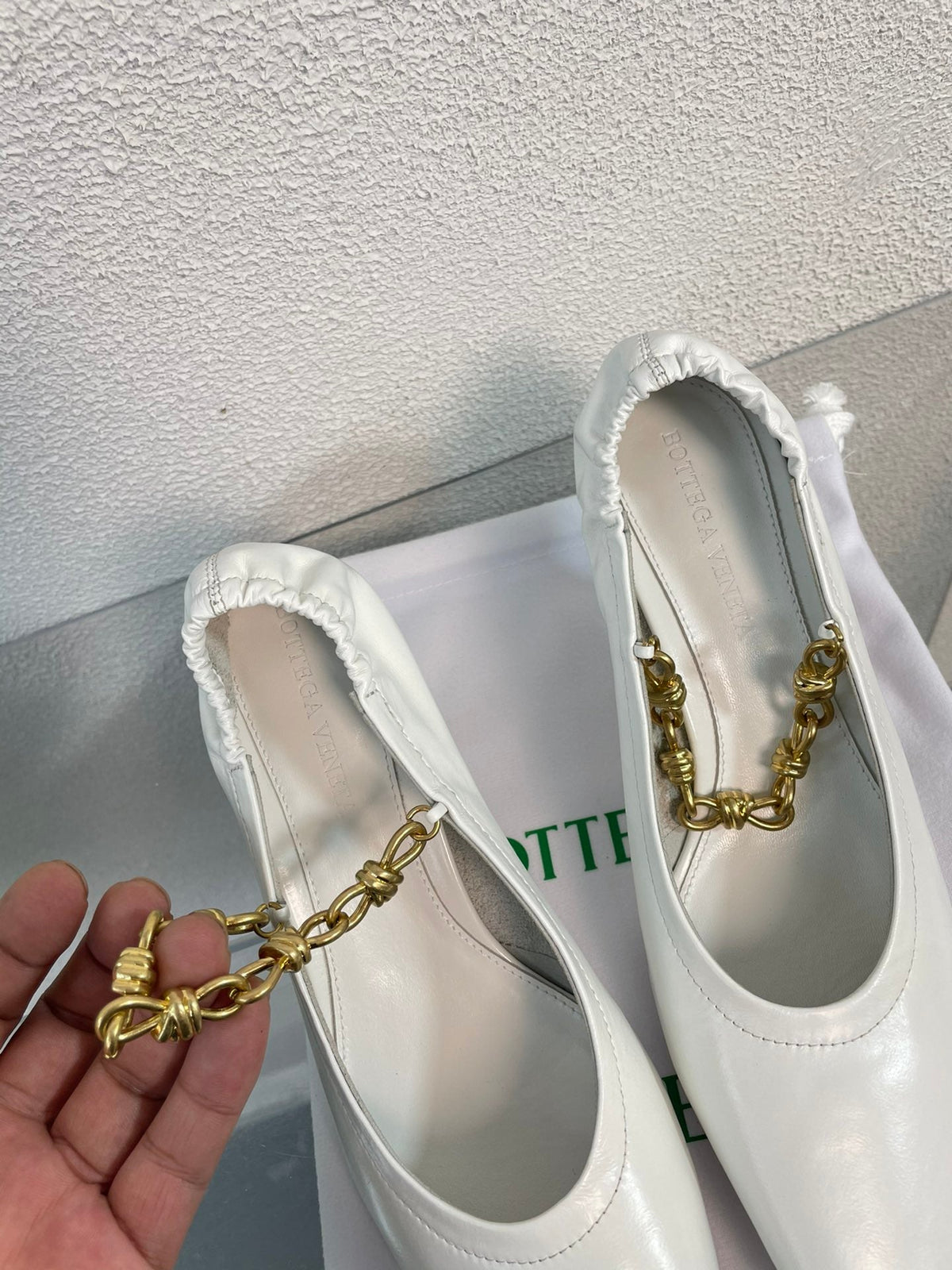 SHARP CHAIN PUMP 6 CM IN WHITE CALFSKIN