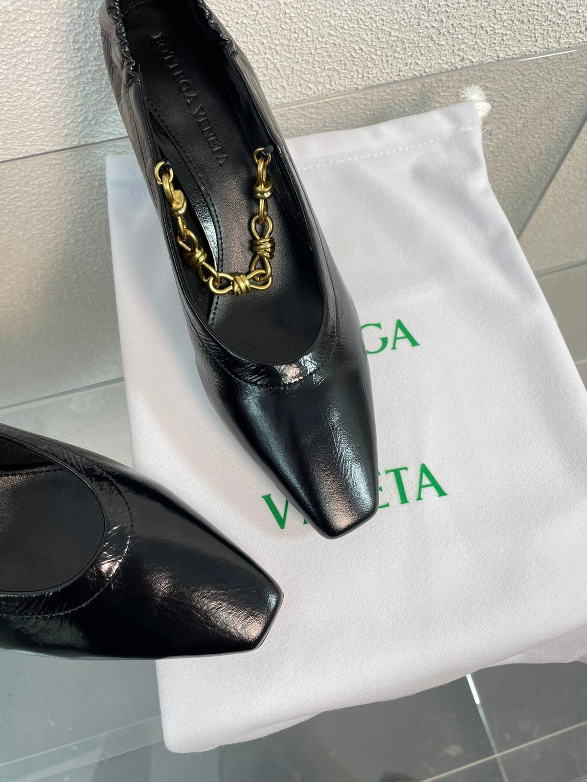 SHARP CHAIN PUMP 6 CM IN BLACK CALFSKIN