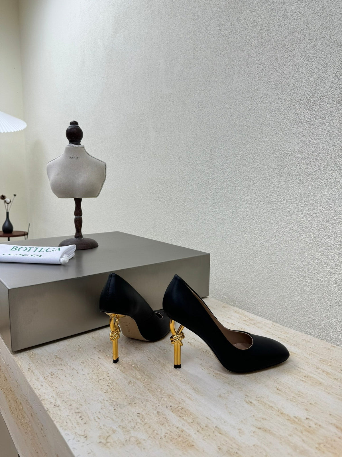 KNOT HIGH PUMP IN BLACK AND GOLD METAL HEEL 9 CM