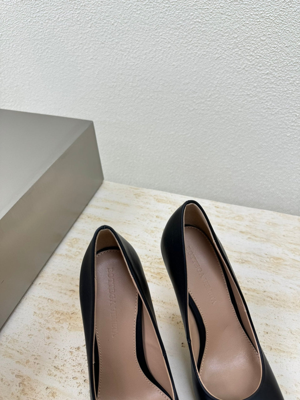 KNOT HIGH PUMP IN BLACK AND GOLD METAL HEEL 9 CM