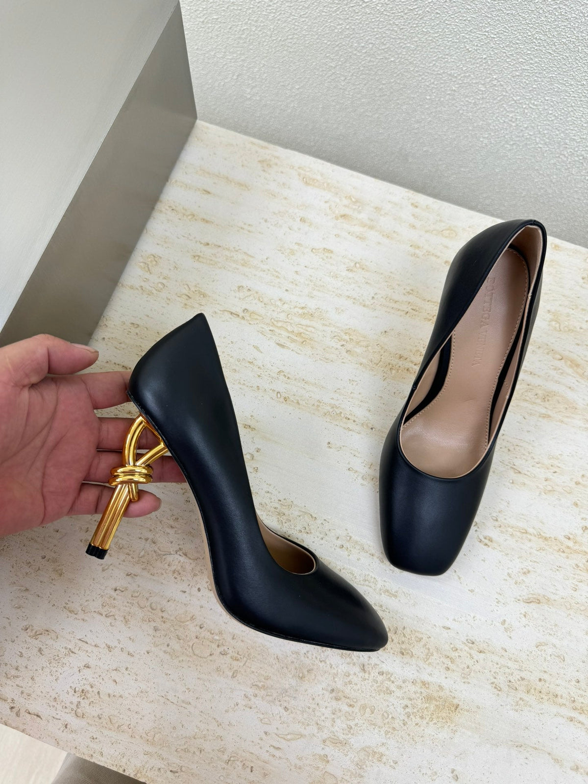 KNOT HIGH PUMP IN BLACK AND GOLD METAL HEEL 9 CM