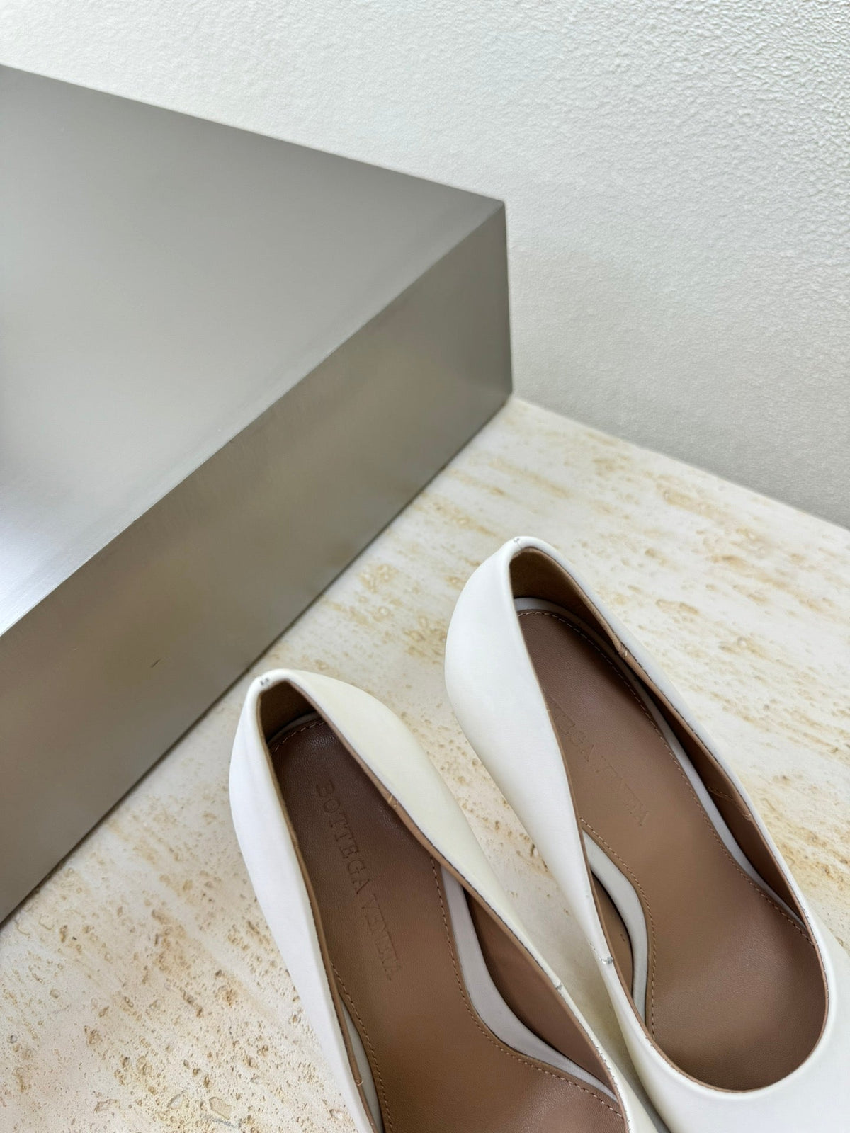 KNOT HIGH PUMP IN WHITE AND GOLD METAL HEEL 9 CM