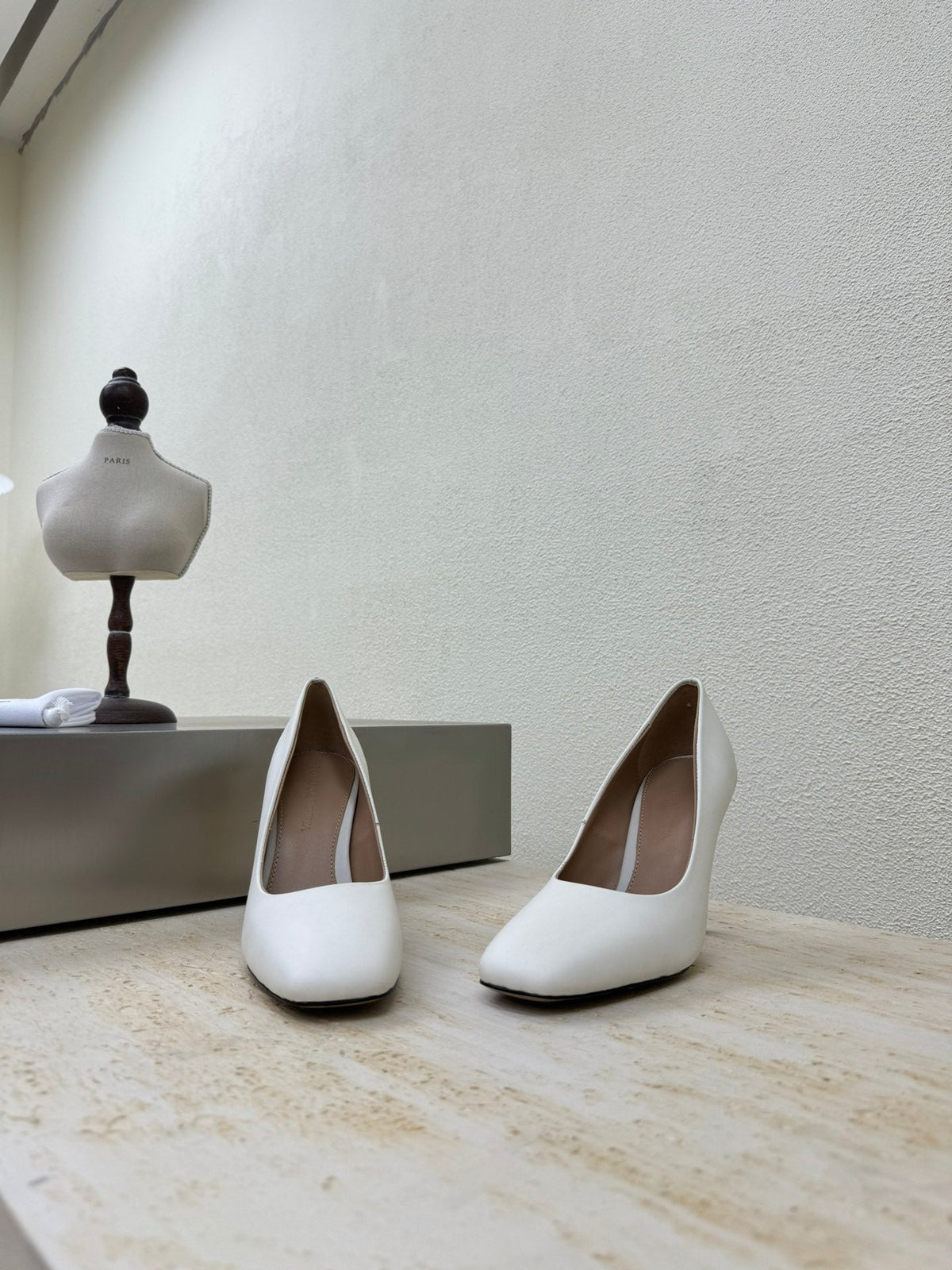 KNOT HIGH PUMP IN WHITE AND GOLD METAL HEEL 9 CM
