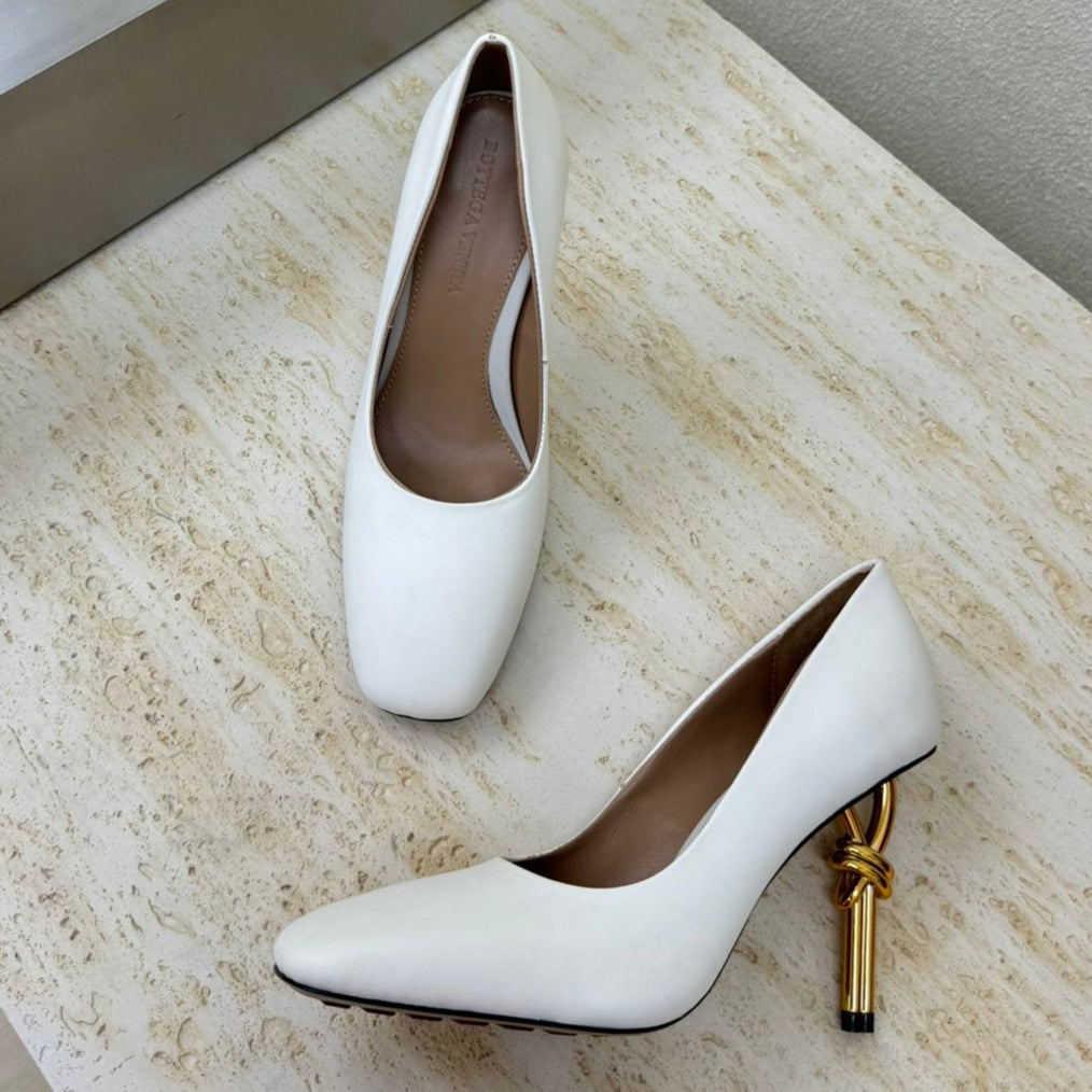KNOT HIGH PUMP IN WHITE AND GOLD METAL HEEL 9 CM