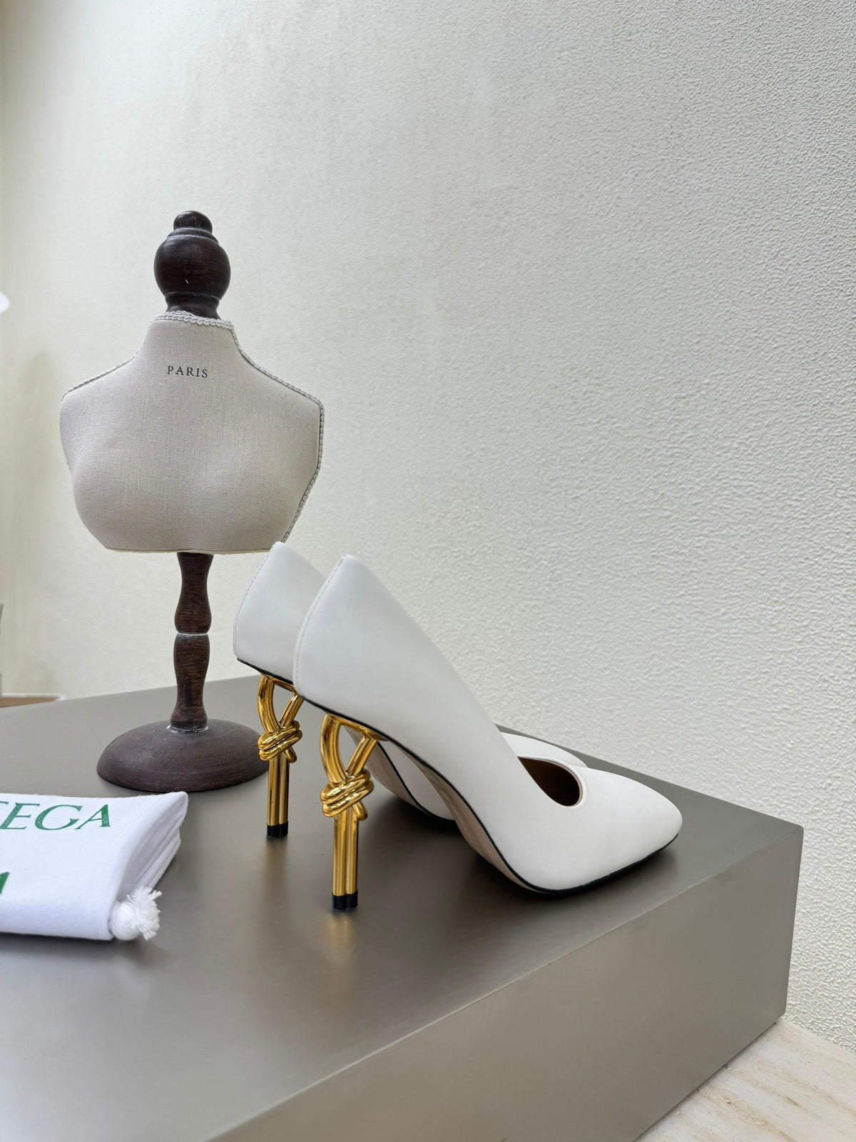 KNOT HIGH PUMP IN WHITE AND GOLD METAL HEEL 9 CM