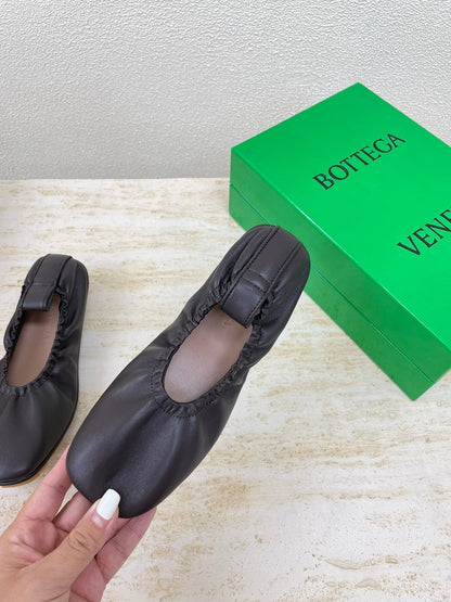 ELASTIC BALLERINA FLATS IN CHOCOLATE BROWN LAMBSKIN